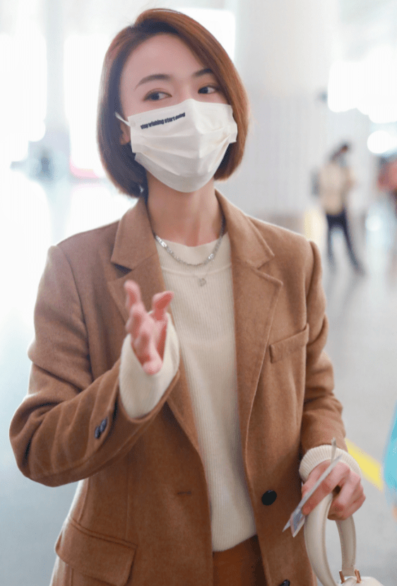 显得 吴谨言人美但是太瘦，穿棕色大衣身形单薄，个子不高但是很显腿长