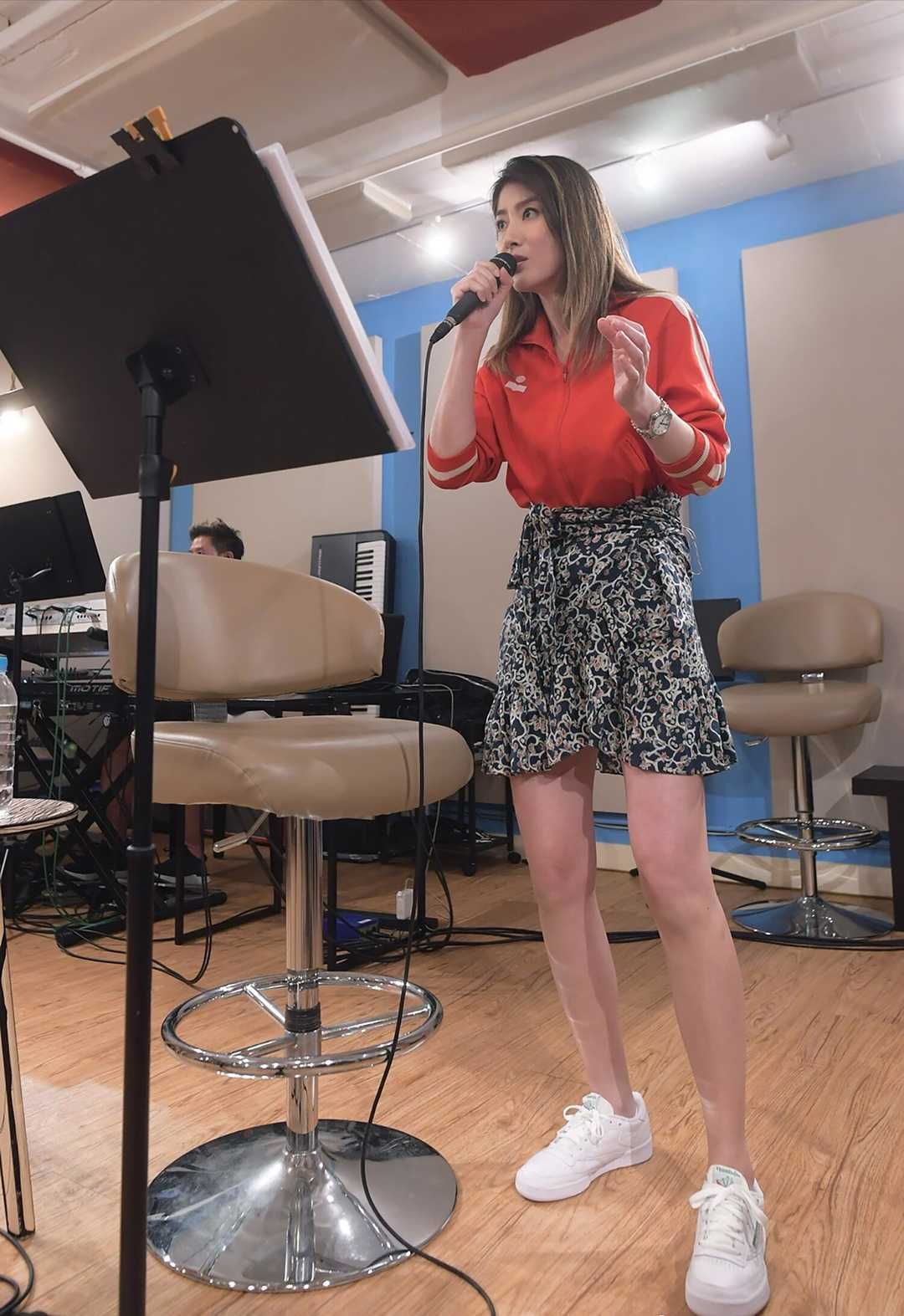 吊带陈慧琳晒健身照，穿吊带紧身衣没肚腩，48岁还一点不显老！