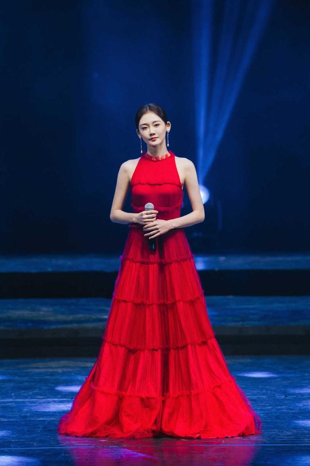 苗苗 苗苗气场全开！墨绿色连体裤中性飒爽，腰带勒出“巴掌腰”好抢镜