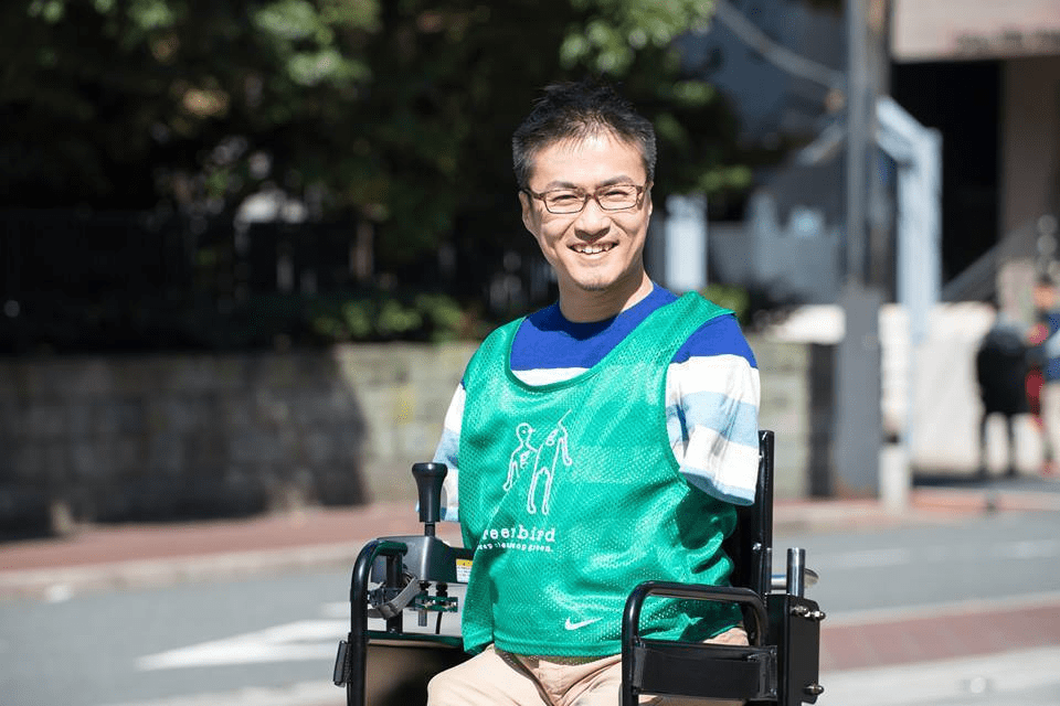 日本第一励志大师:天生没四肢靠魅力娶学妹,结婚15年有50个情人_乙武