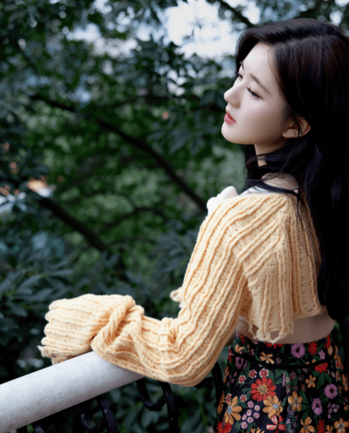 短裙 赵露思能把毛衣穿出花来，吊带裙配毛衣披风，身材娇俏，人更可爱