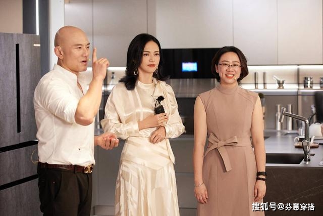 衣袖 姚晨的女人味真足,缎面上衣搭不规则半身裙,优雅身姿尽显东方美