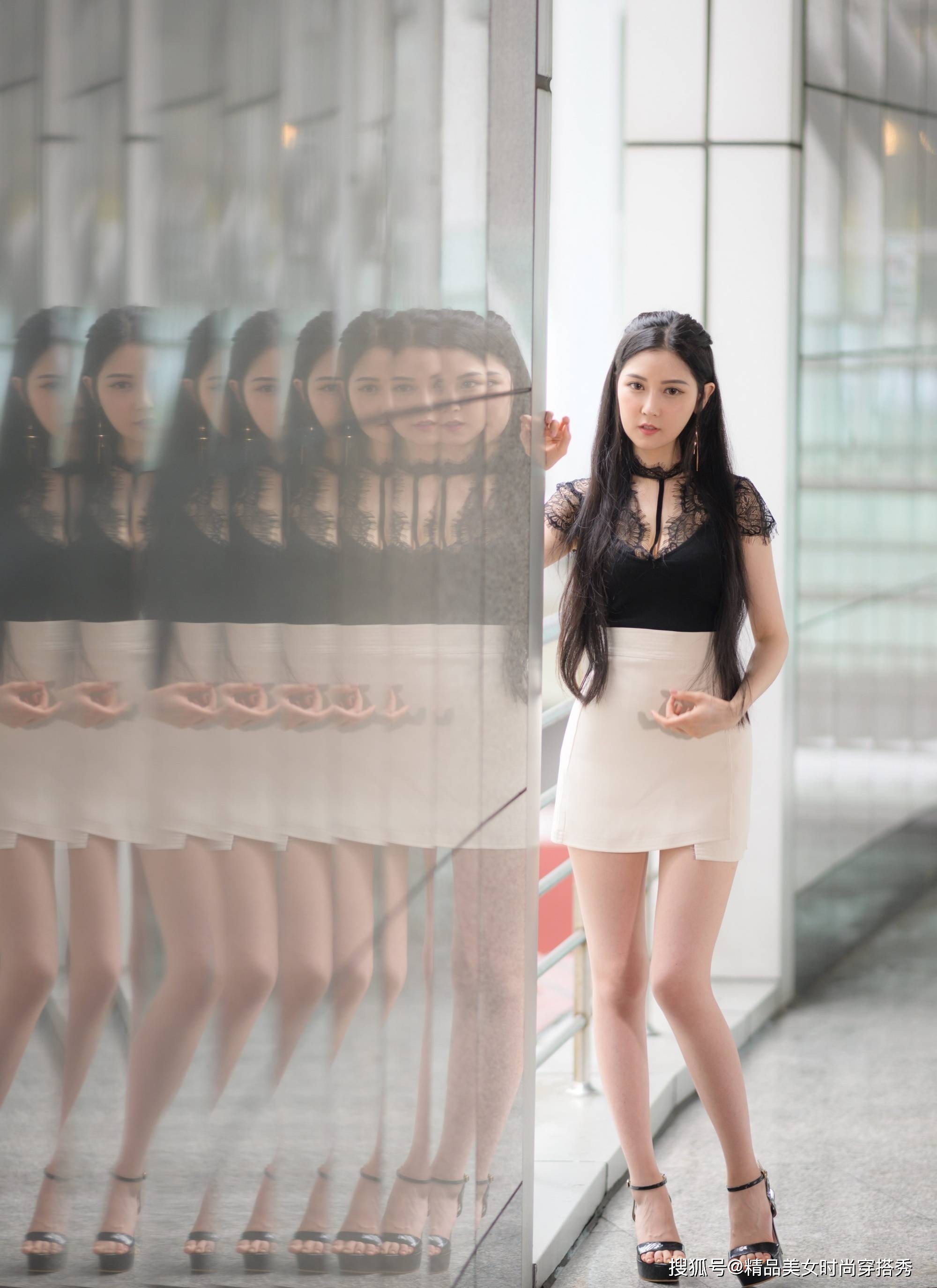 短裙 黑色蕾丝拼接修身打底衫，沉静而雅致，收拢淑女般的气质