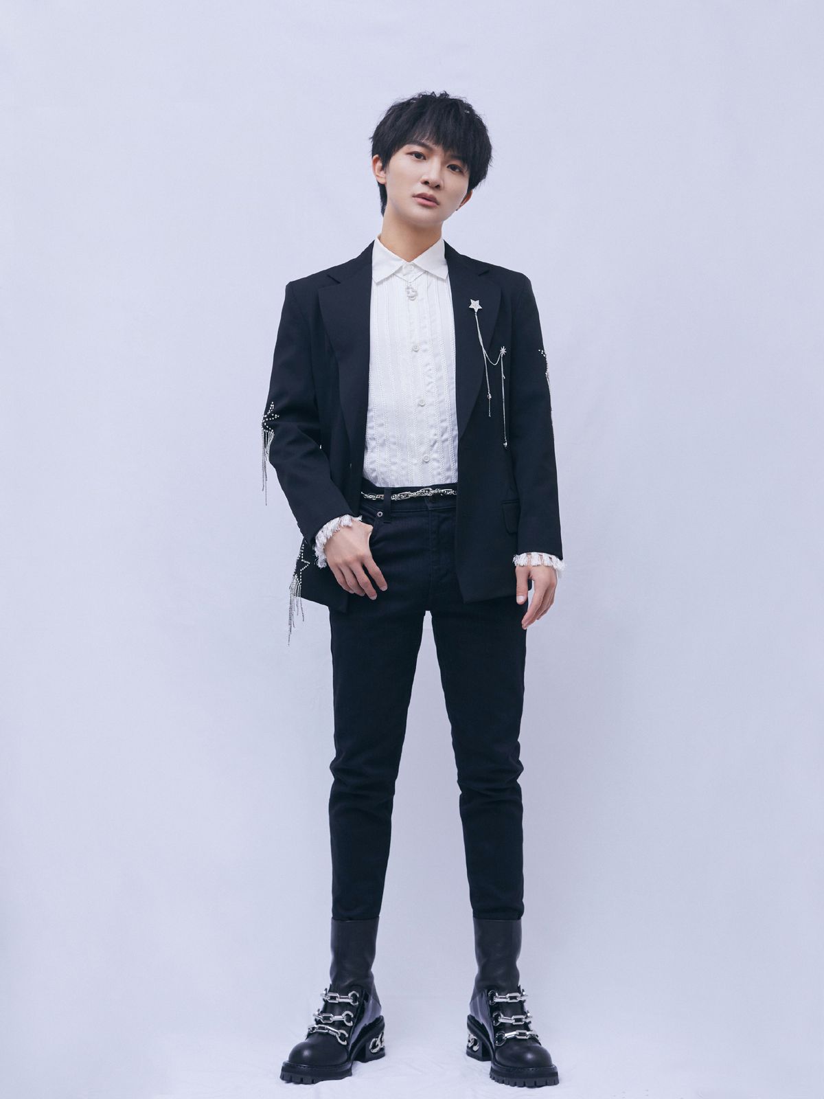 周深 小个子不适合穿西装?看到身高161cm周深的造型,你会改变看法