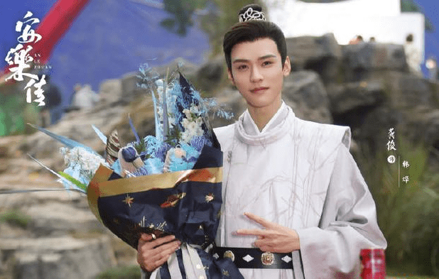 官宣|组图：《安乐传》官宣杀青，迪丽热巴龚俊手捧花束状态佳