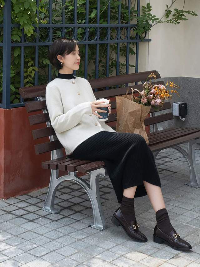 黑色 女人年过40穿衣要体面，为你分享5个实用半身裙，帮你打造好气质