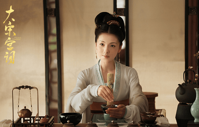 李少红|首播热度冲上第二，42岁刘涛强行扮嫩，她凭什么能打败马思纯？