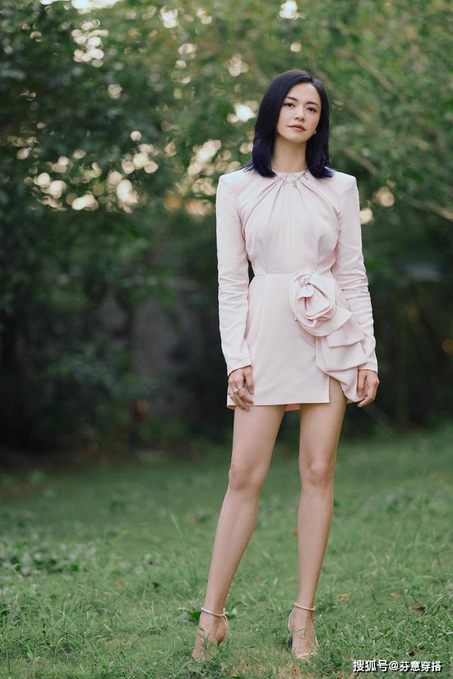 衣袖 姚晨的女人味真足,缎面上衣搭不规则半身裙,优雅身姿尽显东方美