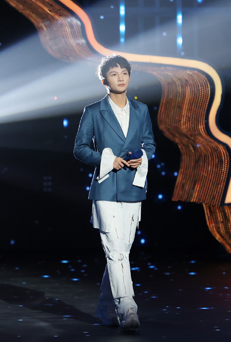 周深 小个子不适合穿西装?看到身高161cm周深的造型,你会改变看法