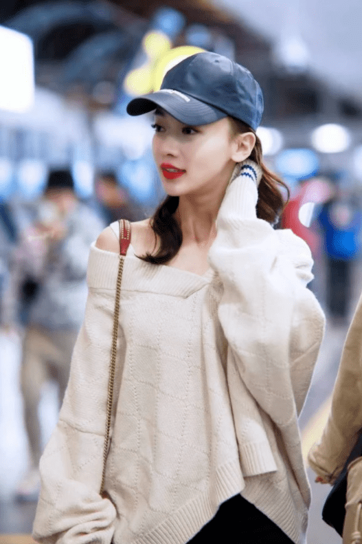 显得 吴谨言人美但是太瘦,穿棕色大衣身形单薄,个子不高但是很显腿长