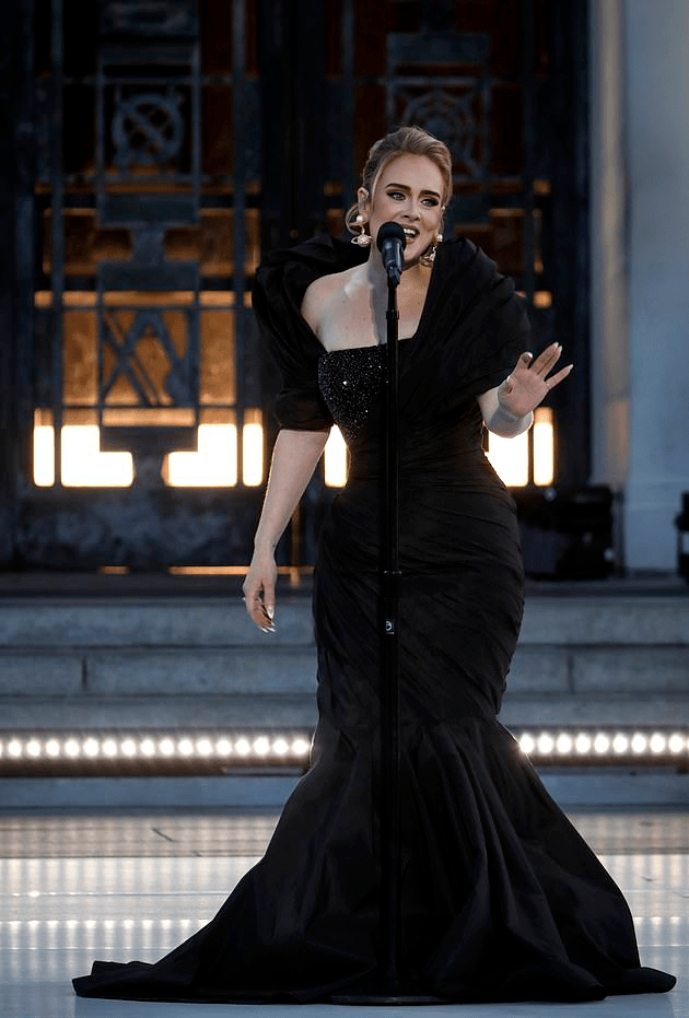 鱼尾 阿黛尔新造型好美！穿裹身鱼尾裙亮相宛如女王，瘦了90斤变化太大