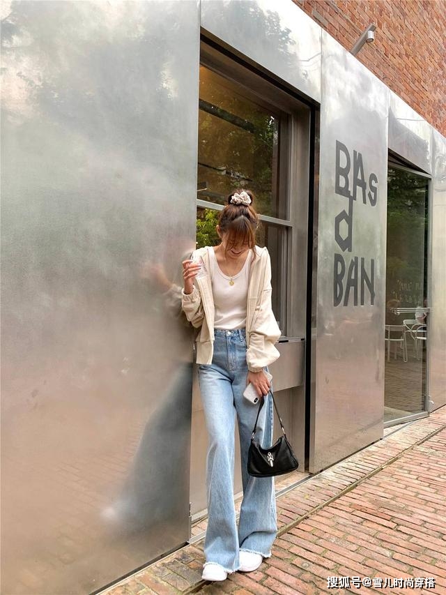 带着 陈赫娇妻张子萱好会穿，白T恤搭喇叭裤，活力清新哪像36岁俩娃妈