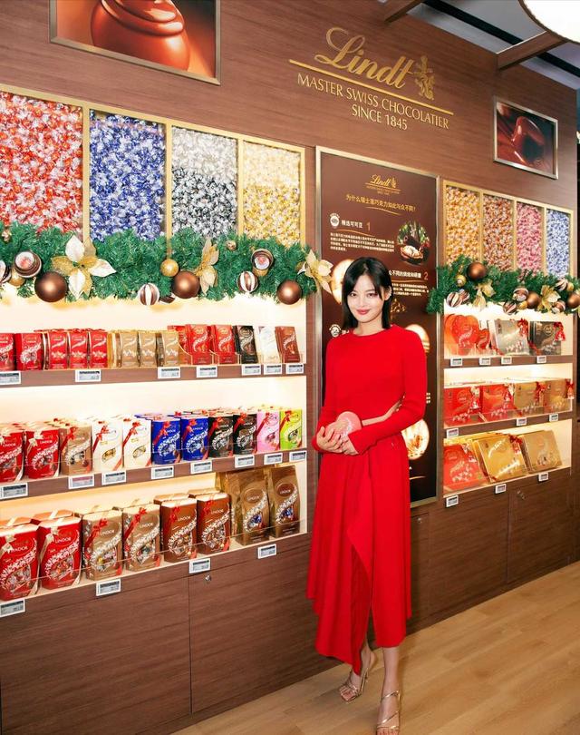 魅力 辛芷蕾气质真“绝”了,宽松外套配牛仔裤清爽舒适,难掩强大气场