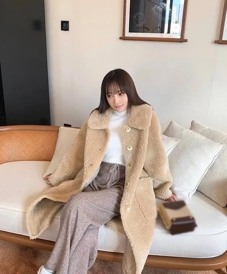 卫衣 李小璐牵着女儿走机场，穿卫衣外套配百褶裙，打扮得比女儿都嫩