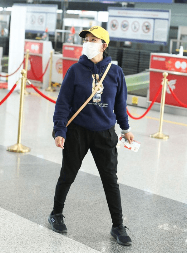 卫衣 刘晓庆69岁仍时髦,穿卫衣配小黄帽,青春活力不输小年轻