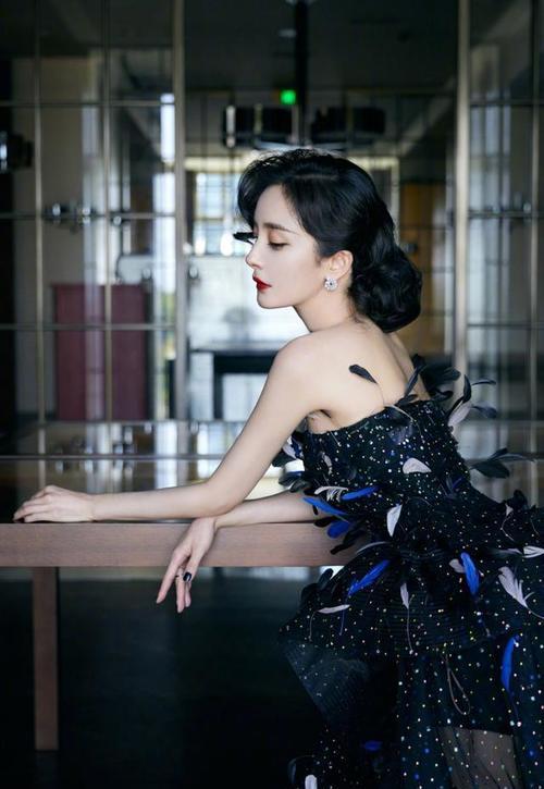 卷发 杨幂复古卷发亮相“芭莎慈善夜”，穿羽毛裙优雅又明艳，又惊艳了