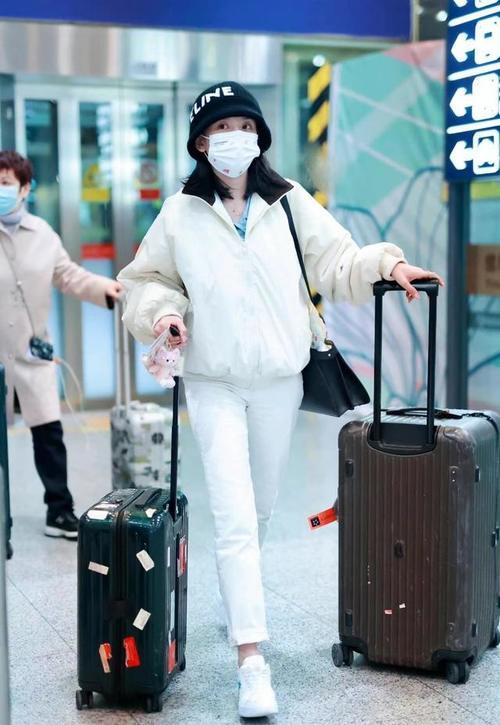 视觉 宋祖儿真没明星架子，走机场不用助理拉箱，棉服打扮学生样十足