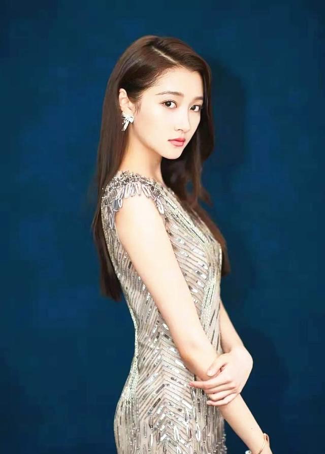 张晋 张晋夫妇亮相好甜，蔡少芬360度旋转拍照秀美裙，个子比张晋还高