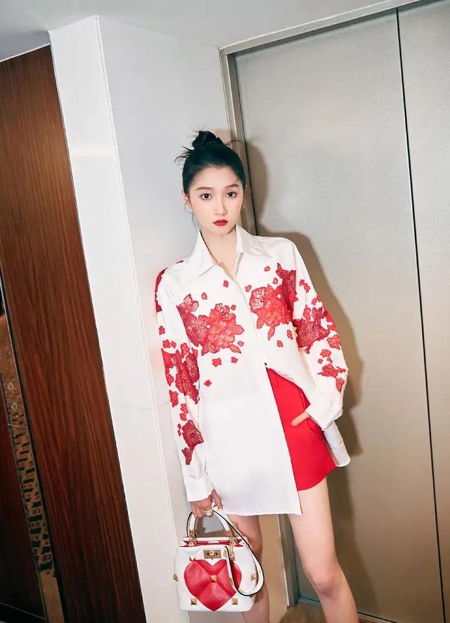 时尚 关晓彤玫瑰刺绣衬衫造型曝光！红白look女人味十足，大秀逆天长腿！