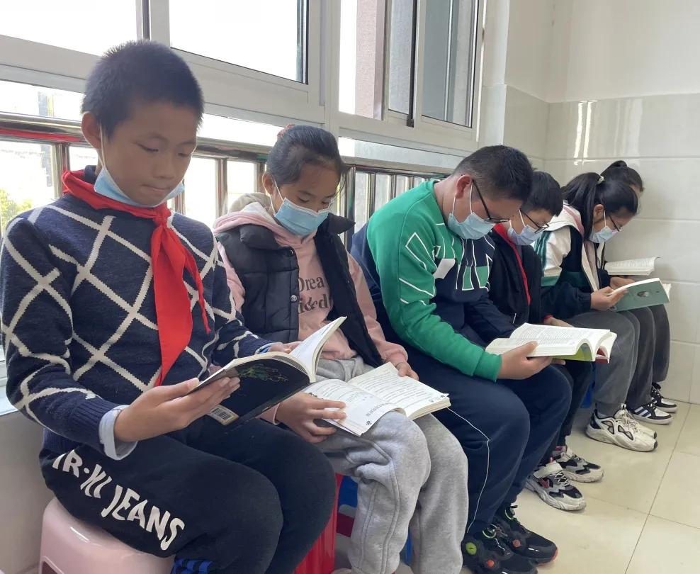 接种新冠疫苗筑牢免疫屏障川港小学组织新冠疫苗接种工作