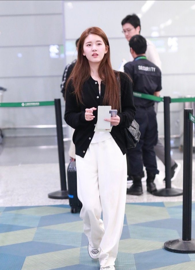 赵露思白色休闲风套装配马丁靴,温柔灵动还优雅_穿着