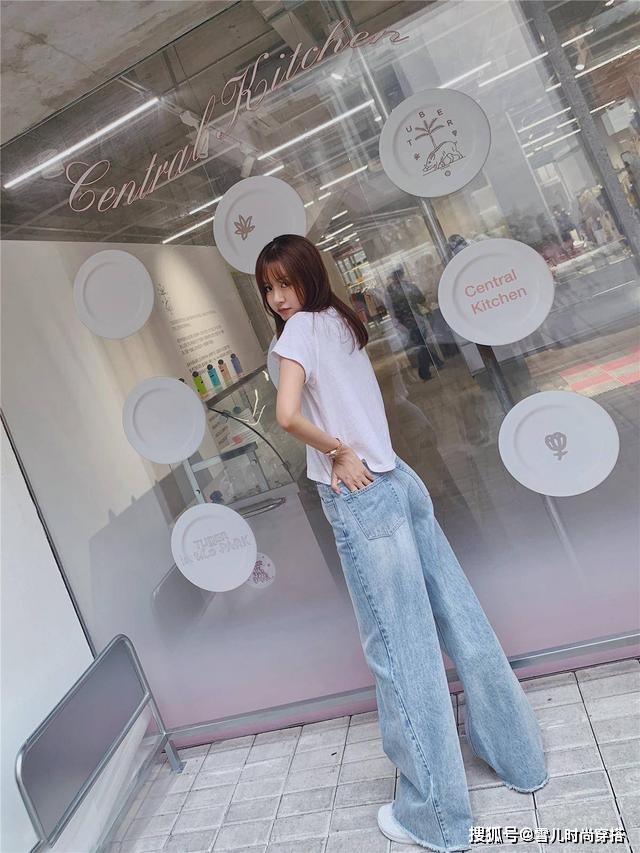 带着 陈赫娇妻张子萱好会穿，白T恤搭喇叭裤，活力清新哪像36岁俩娃妈