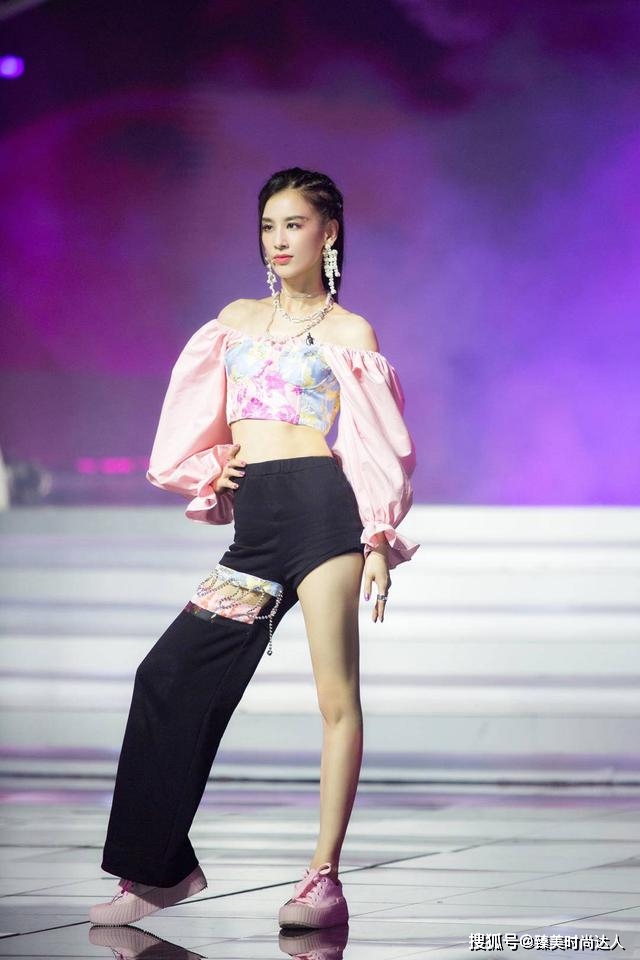 一身 黄圣依尤物身材太吸睛,一袭深V拖地裙演绎万种风情,气质惊艳