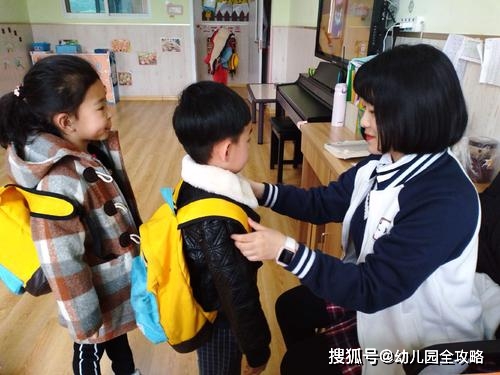 同学|儿子收幼儿园同学礼物，妈妈以为是玩具刚想扔，老师要回:是金子