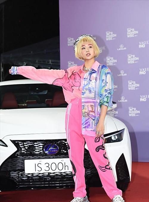 新潮 “女版小鬼”吴映洁，穿一身粉色涂鸦装，造型新潮很有个性