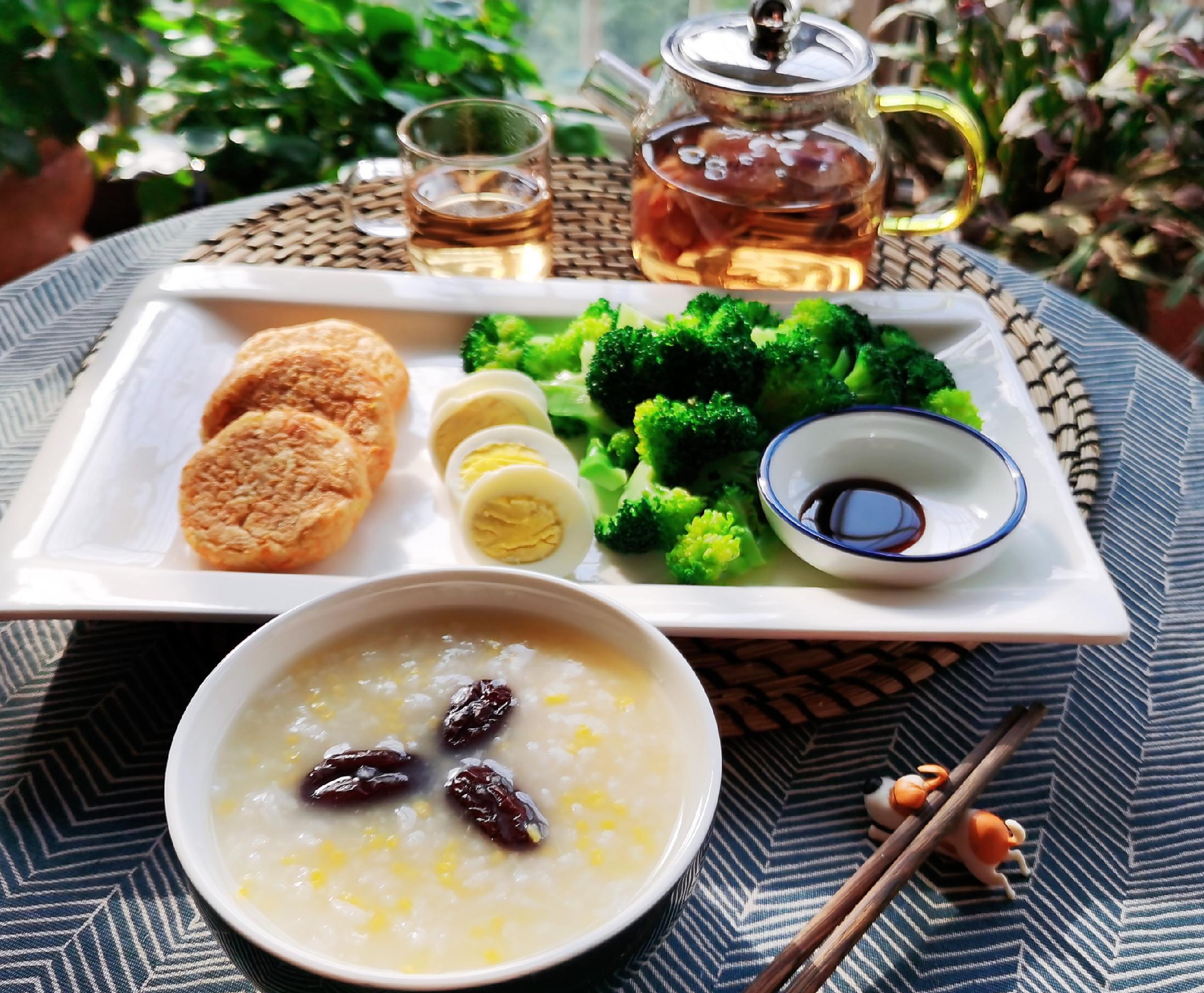 蔬菜|一个人吃好低脂早餐,20分钟做好了土豆泥胡萝卜饼,小菜和杂粮粥