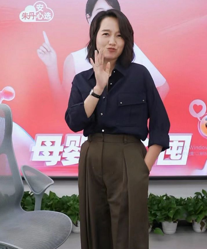 效果 朱丹才没明星架子，穿阔腿裤无惧“妈妈肚”，40岁女人靠气质取胜