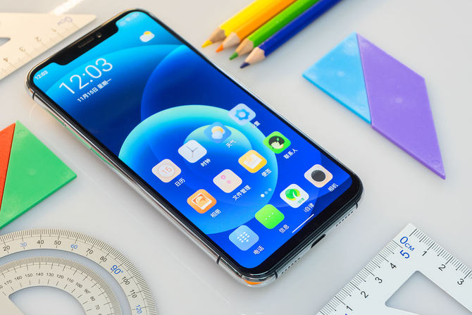 IPRO学生手机 P100 正式发布，全球首款自律智能旗舰