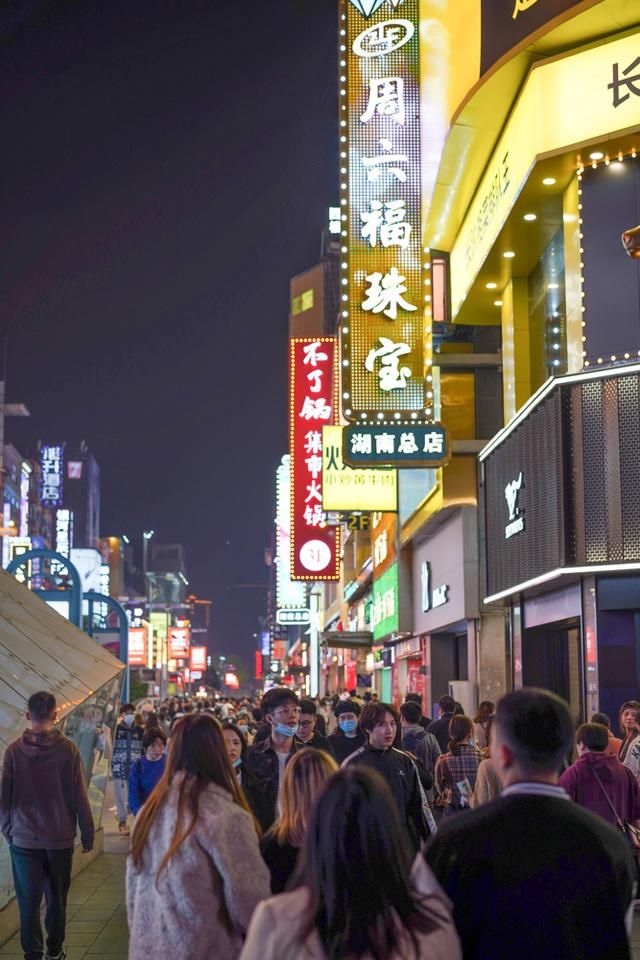 黄兴南路商业步行街这条街上的店铺全是排队王人流量巨大