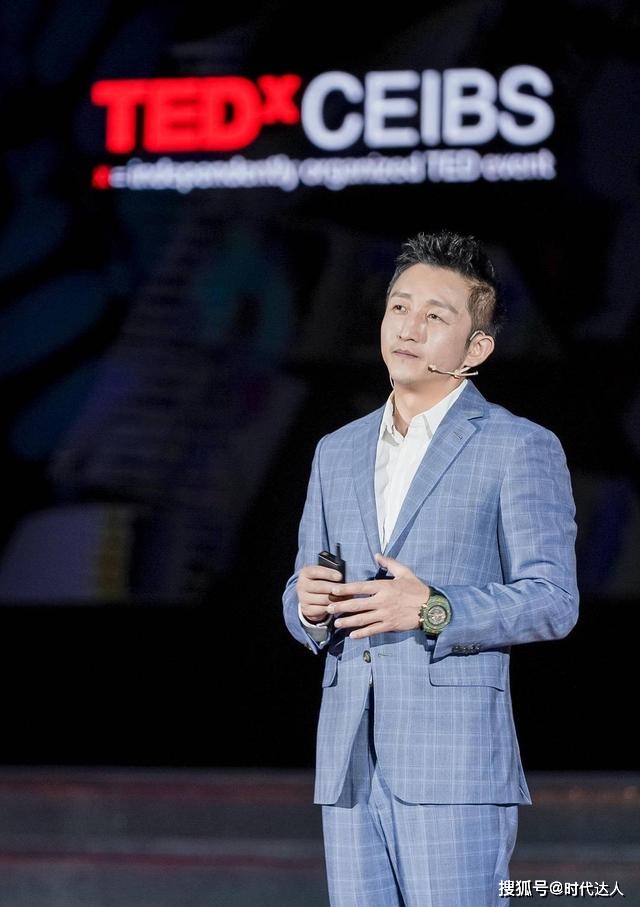 T恤 邹市明夫妻合体秀恩爱，冉莹颖大红T恤配包臀裙，身材比例太优越