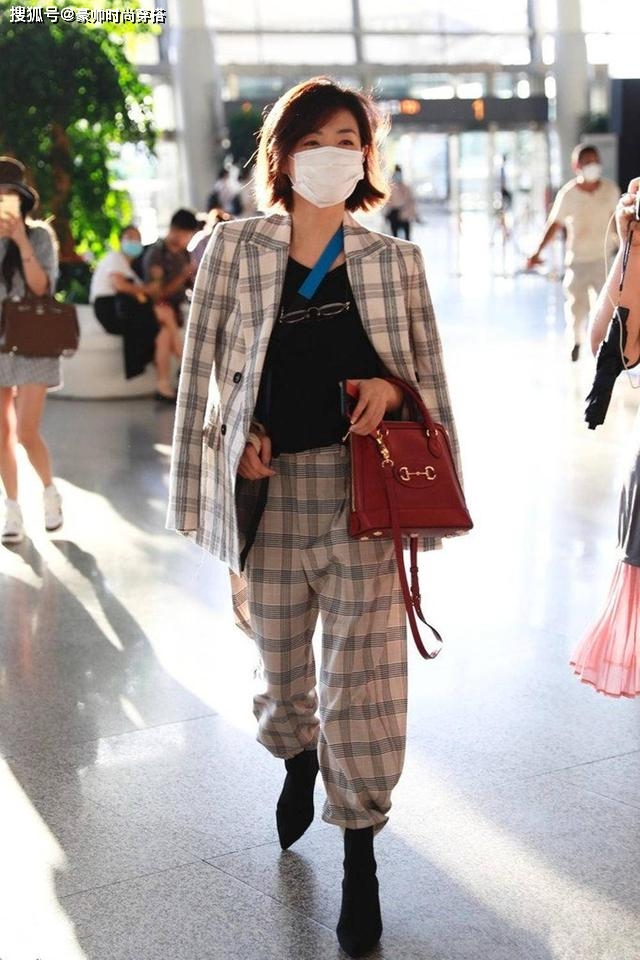 带着 万茜受伤后更会穿了，披格纹西装气场全开，脚上尖头短靴时髦高级