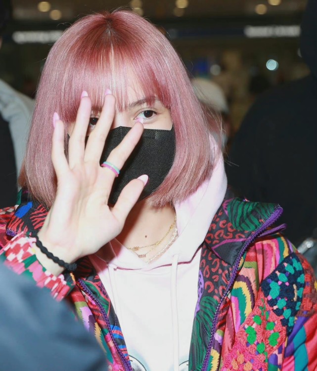 网友Lisa粉发素颜照曝光，彩色羽绒服轻松驾驭，生图颜值也好能打