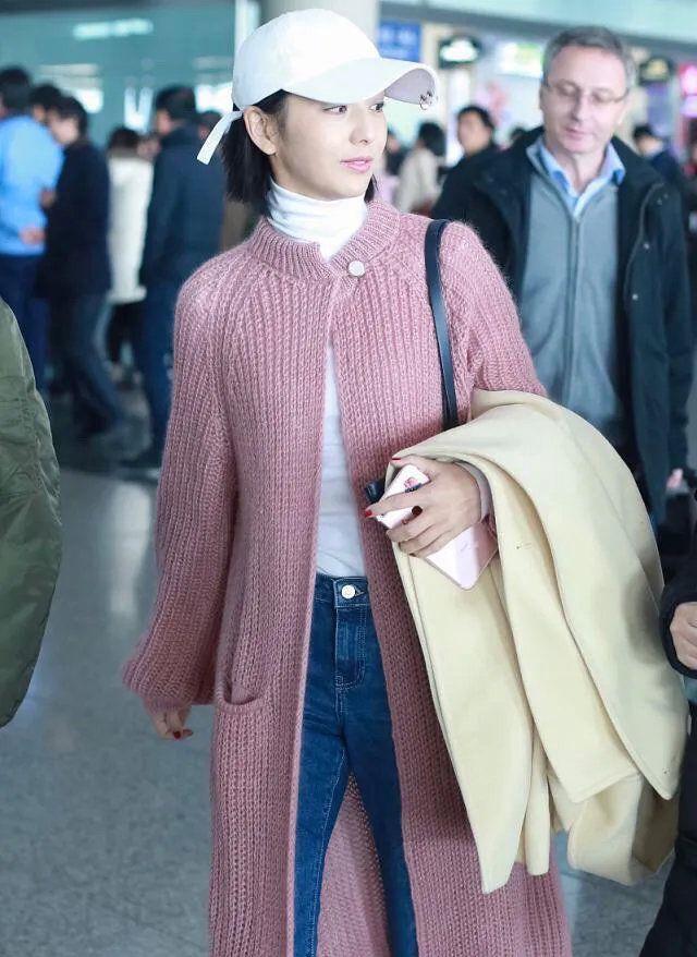 卫衣 38岁佟丽娅走机场太有亲和力，粉色开衫保暖又时髦
