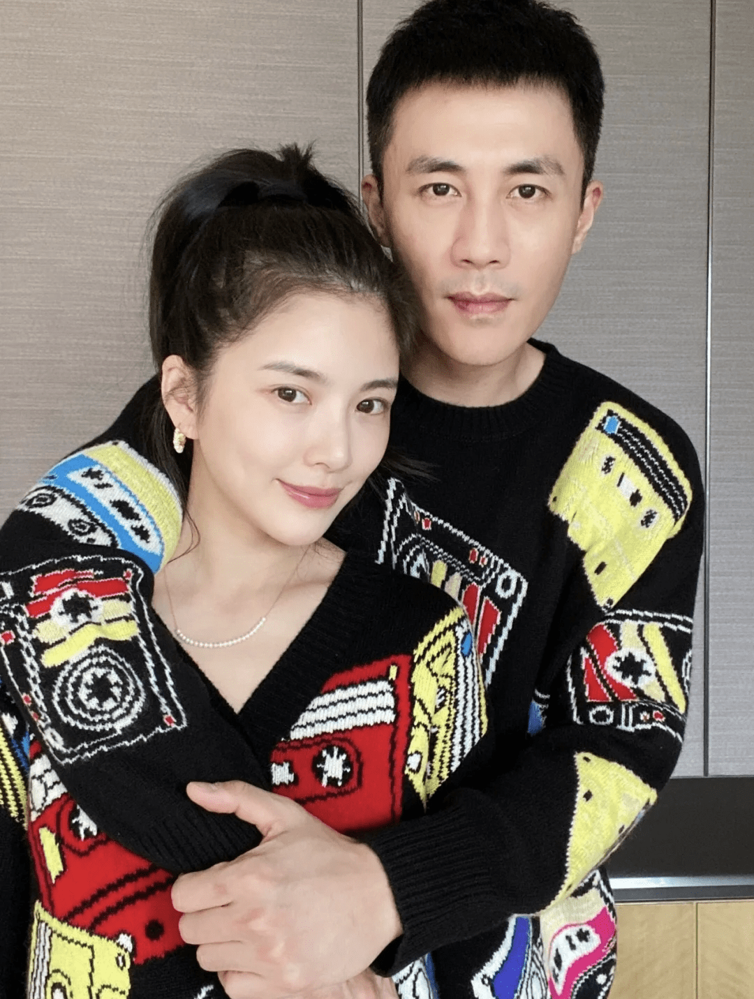 原创王灿晒与杜淳合影说土味情话高调表白穿情侣装贴脸拥抱好幸福