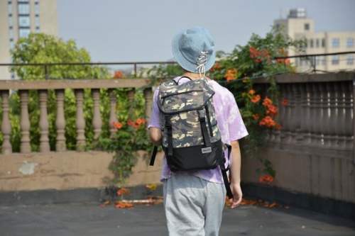 设计 新锐品牌“与光同行”上线潮牌反光背包，玩酷少年当潮不让！