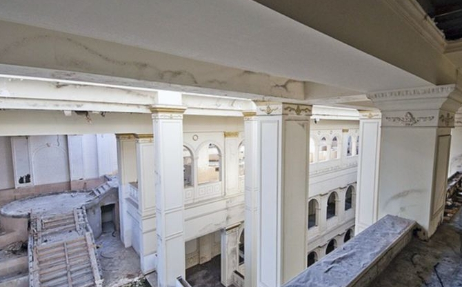 俄罗斯烂尾楼：装修奢侈曾拖垮一家银行，被废弃了十几年终于被拆