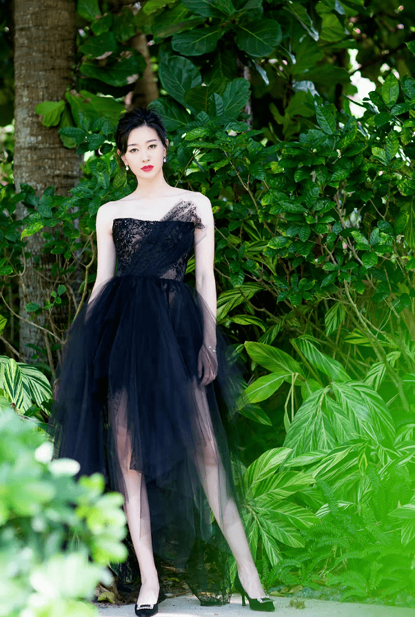 进行孙一文真给运动员长脸！红唇黑裙走红毯美到发光，夸热巴好看超暖