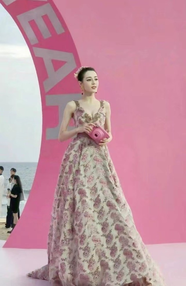 鱼尾明星走红毯全变小仙女！热巴穿印花裙海边走秀，baby拿仙女棒出场