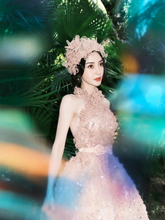 鱼尾明星走红毯全变小仙女！热巴穿印花裙海边走秀，baby拿仙女棒出场