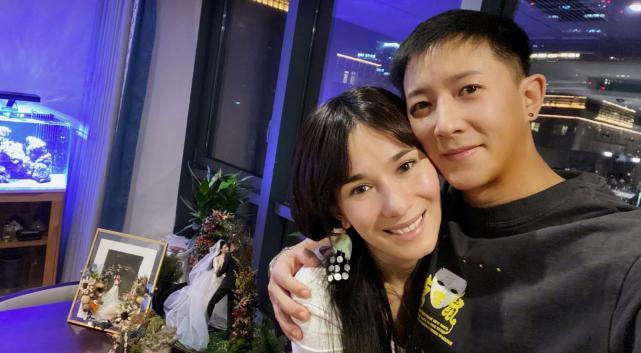 韩庚 韩庚夫妇十指紧扣走红毯，互动甜蜜满眼爱意，卢靖姗造型孕味十足