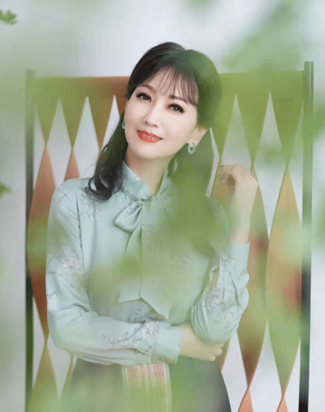 色彩 谁说老年人就不能时尚精致？学赵雅芝穿衣，让皱纹成为优雅代名词