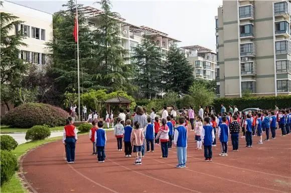 江川路小學施教區內有少數幾個樓盤是對口閔行三中的.