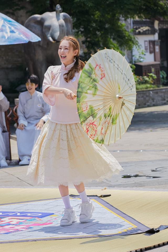 张雨绮 张雨绮穿旗袍上衣录《快本》，与吴昕同扮民国女学生，谁赢了