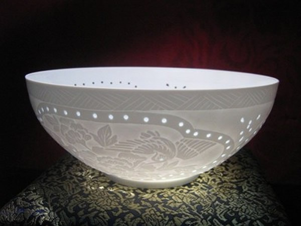 雕镂出许多有规则的"玲珑眼",然后 以釉烧成后这些洞眼成半透明的亮孔