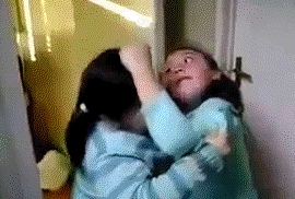 检查|哥哥一“碰”3个月妹妹，妹妹就大哭不已，宝妈检查被褥后痛哭