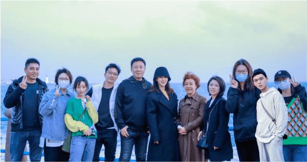 塑造出 杨紫解约后彻底变女强人!穿大衣美出新高度,?带?员工出游真壕气